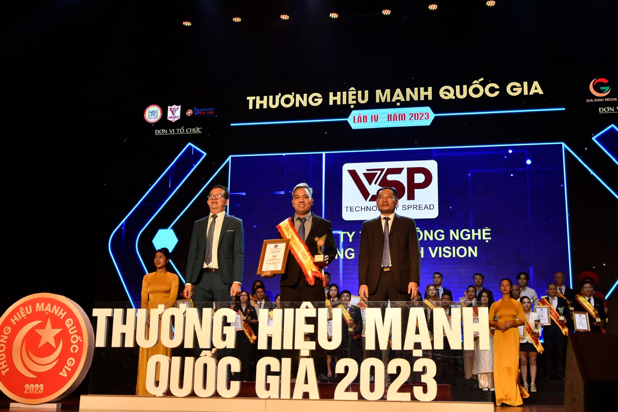 Đại  diện VSP nhận giải thưởng “Sản phẩm & dịch vụ tin dùng 2023”