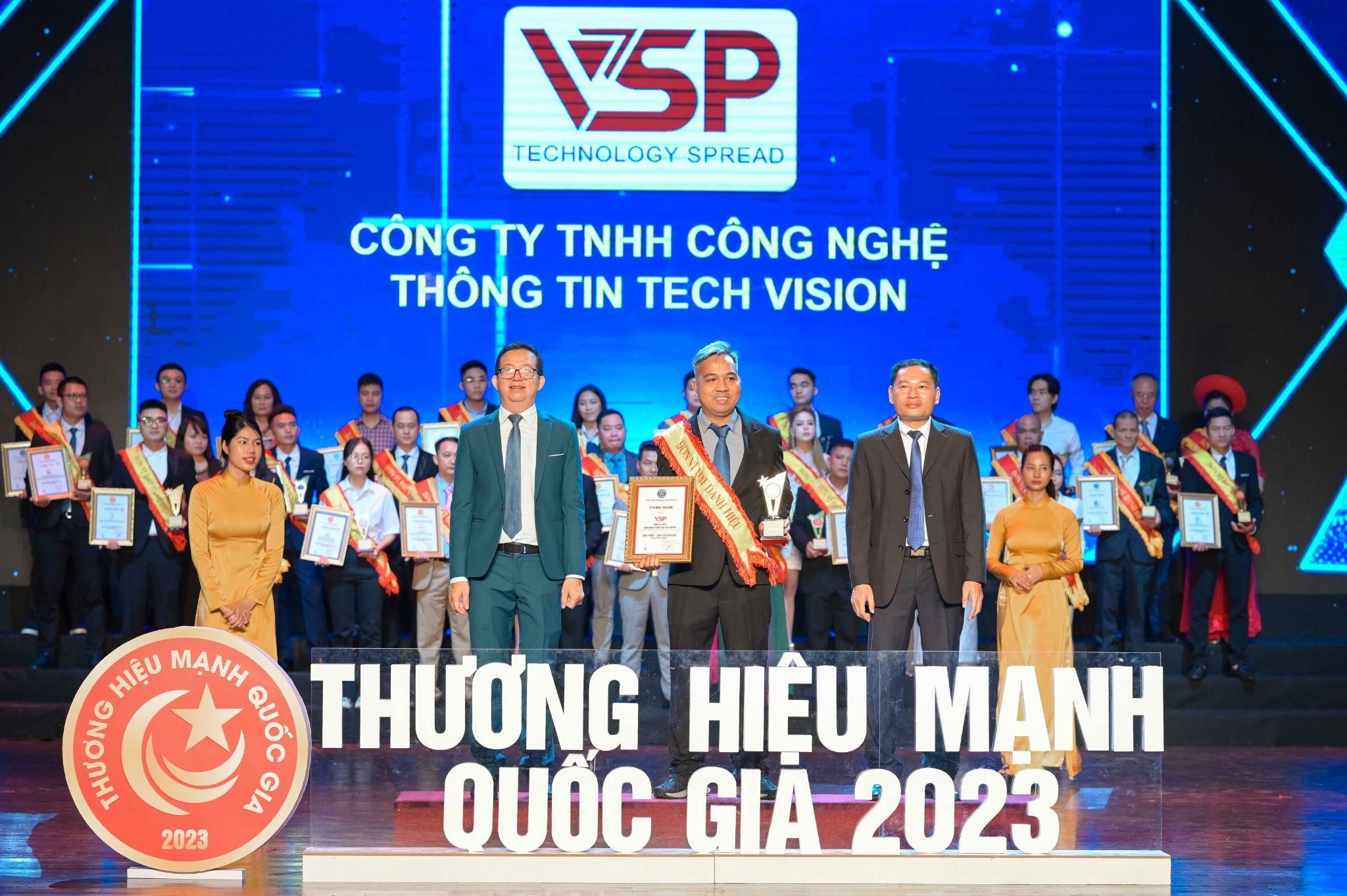 Đại  diện VSP nhận giải thưởng “Sản phẩm & dịch vụ tin dùng 2023”